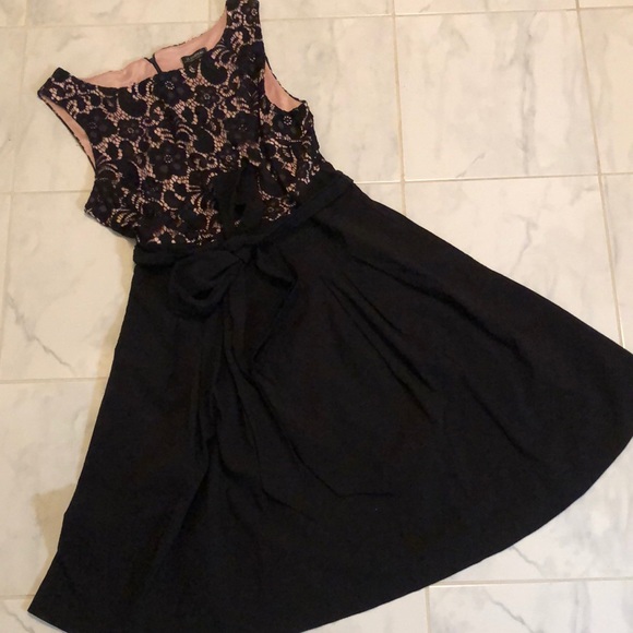 le chateau Dresses & Skirts - Le chateau black / lace tank dress. Waist tie. Great condition!